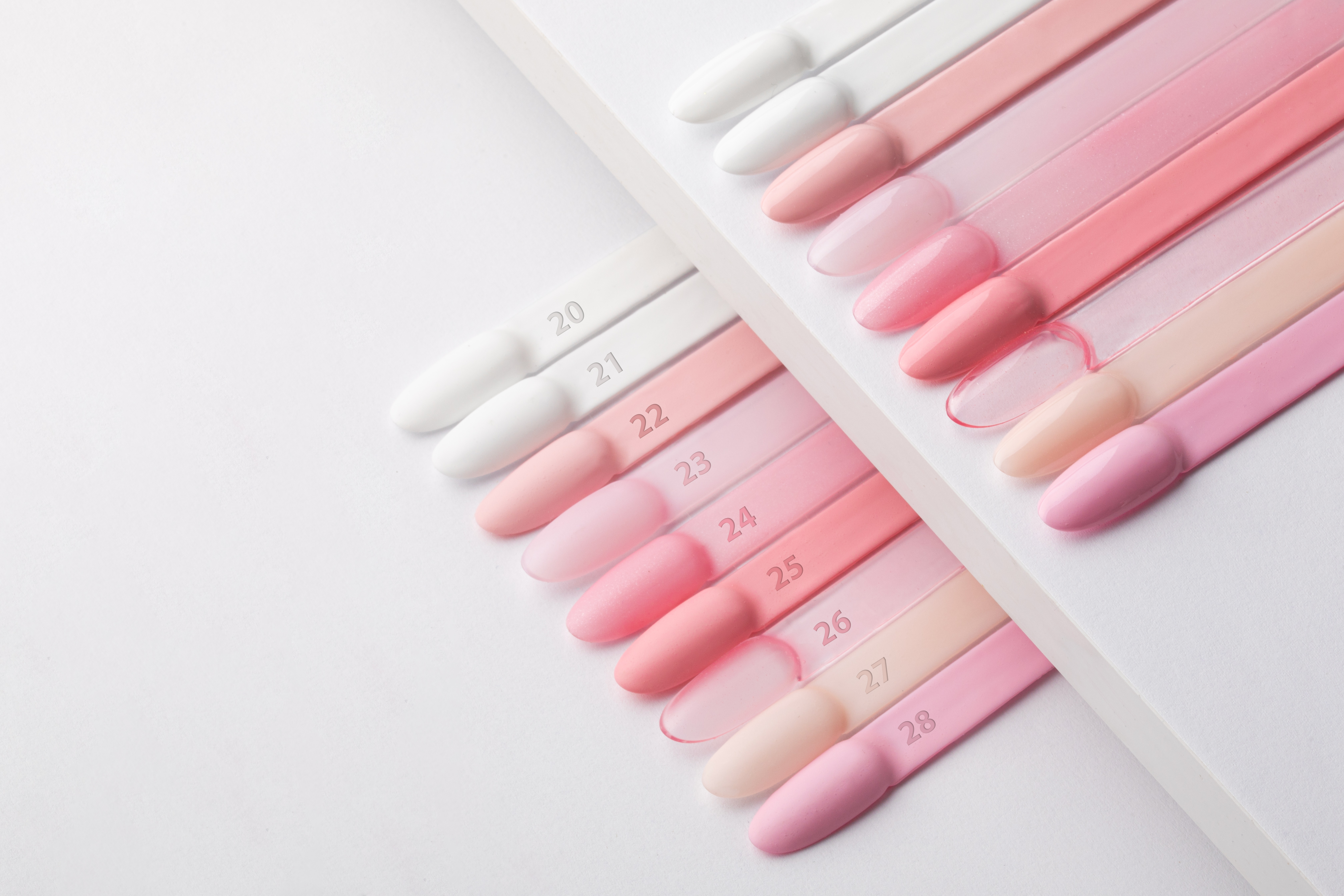 najmodniejsze-kolory-slubnego-manicure